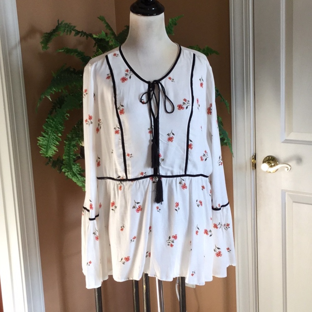 LC Lauren Conrad White Boho Floral top